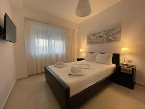 um quarto com uma cama com duas toalhas em Ammi Residence - Mamaia Nord em Mamaia Nord – Năvodari