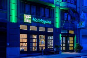 un edificio con un cartel de "Hudley inn" en Holiday Inn Brussels Schuman, an IHG Hotel, en Bruselas