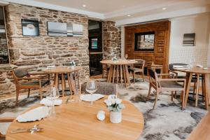 Posezení v ubytování Hostellerie de la Pointe Saint-Mathieu - SPA & Restaurant