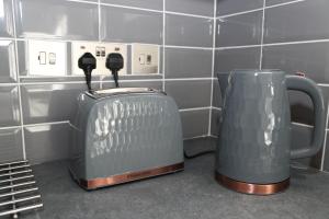 a toaster and a jug on a kitchen counter at Homely 1-Bed Apartment in Birmingham in Birmingham