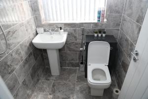 ein kleines Bad mit einem Waschbecken, einem WC und einem Waschbecken in der Unterkunft Homely 1-Bed Apartment in Birmingham in Birmingham