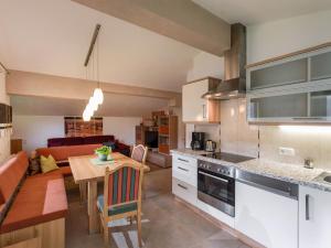 Una cocina y una sala de estar con una mesa y un sofá. en Haus Agnes Daum, en Hippach 6 fotos más