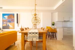kuchnia i jadalnia ze stołem i krzesłami w obiekcie Townhouse El Romeral w Maladze