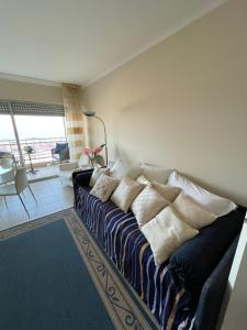 un divano blu con cuscini in un soggiorno di Eden Residence a Cannes