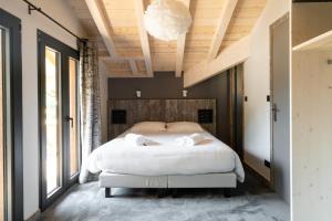 Un dormitorio con una cama con dos toallas encima. en Le Petit Chalet de Montriond, en Montriond