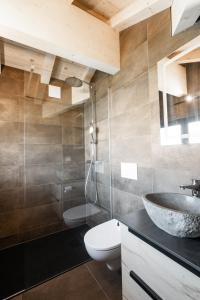 un baño con lavabo e inodoro en Le Petit Chalet de Montriond, en Montriond 40 fotos más