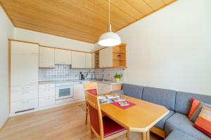 Kuchyňa alebo kuchynka v ubytovaní Rosi's Wörthersee apartment
