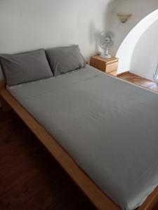 un letto in una camera da letto con struttura in legno di RomaKumamoto a Roma