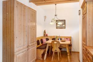 格賴瑙的住宿－Ferienwohnung Zugspitzblick，一间带木桌和椅子的用餐室