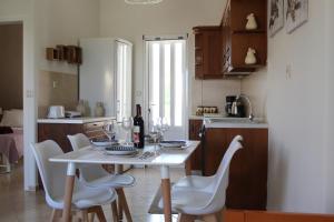 Kuchyňa alebo kuchynka v ubytovaní Dimokritos Apartment