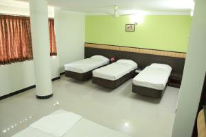 Postel nebo postele na pokoji v ubytování Jeyam Residency, Kumbakonam