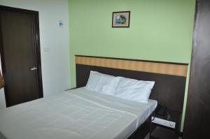 Postel nebo postele na pokoji v ubytování Jeyam Residency, Kumbakonam
