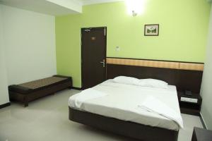 Postel nebo postele na pokoji v ubytování Jeyam Residency, Kumbakonam