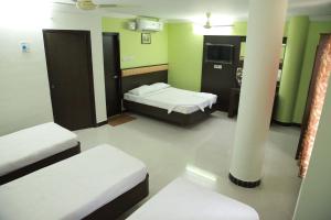 Postel nebo postele na pokoji v ubytování Jeyam Residency, Kumbakonam