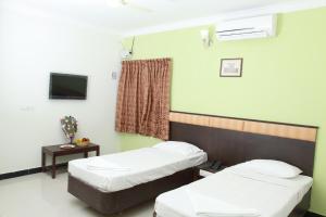 Postel nebo postele na pokoji v ubytování Jeyam Residency, Kumbakonam