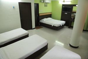 Postel nebo postele na pokoji v ubytování Jeyam Residency, Kumbakonam