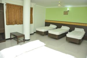 Postel nebo postele na pokoji v ubytování Jeyam Residency, Kumbakonam