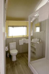 A bathroom at Riverwood Farm Glamping Safari Tent