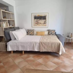 מיטה או מיטות בחדר ב-AZALEA - Modern studio with sea view