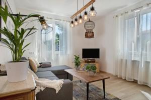 - un salon avec un canapé et une télévision dans l'établissement Haus Rosi, à Friedrichshafen