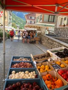 einen Markt mit Kisten mit Obst und Gemüse auf einer Straße in der Unterkunft Chez polyte in Bourg-Saint-Maurice