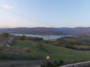 a view of a hill with a lake in the distance at Villa Guido in Regalbuto