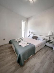 ボルにあるCentral apartments Bolの大きなベッドとタオル2枚のある寝室
