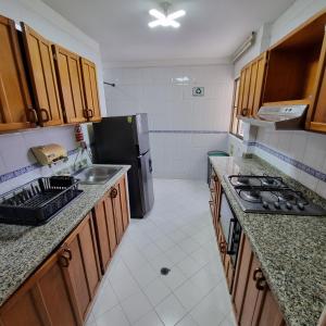 cocina con fregadero y nevera en Apartamento en Santa Marta- Rodadero con escritorio y Balcón, en Santa Marta