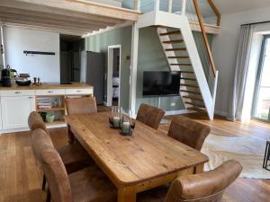 Una mesa y sillas de madera en una sala de estar. en Das Alte Bürgermeisteramt, en Kerpen