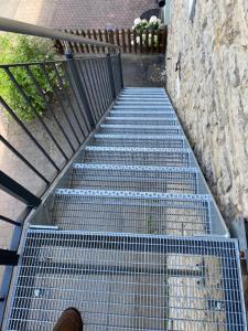 un conjunto de escaleras con una persona de pie en la parte superior en Das Alte Bürgermeisteramt, en Kerpen