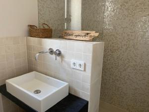 Un baño con un lavabo blanco y un espejo. en Das Alte Bürgermeisteramt, en Kerpen 15 fotos más