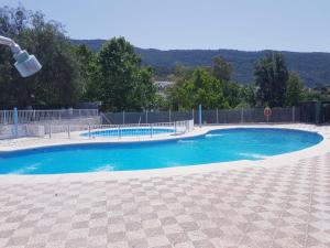 Bazén v ubytovaní Mi casita del Bosque alebo v jeho blízkosti