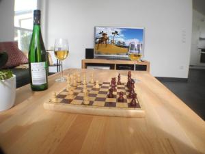 a chess board and two glasses of wine on a table at Carpe Diem - Nordhorn in Nordhorn