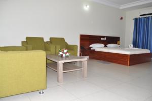 Postel nebo postele na pokoji v ubytování Hôtel Mirambeau