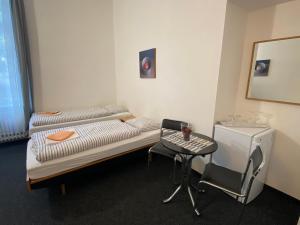 um quarto com uma cama, uma mesa e uma cadeira em Penzion Zahrada Čech em Litoměřice