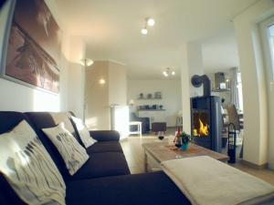 uma sala de estar com um sofá e uma lareira em Sonnendeck 34 - Großenbrode em Grossenbrode