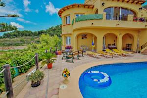 een villa met een zwembad voor een huis bij Nieto - holiday home with private swimming pool in Benitachell in Benitachell