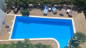 eine Aussicht auf den Pool eines Gebäudes in der Unterkunft Vista deluxe apartment in Dubrovnik