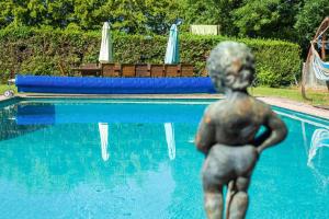 Bazén v ubytovaní Manoir somptueux à Messas avec piscine privée et grand jardin. alebo v jeho blízkosti