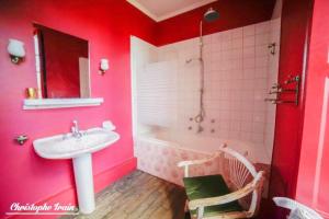 Kúpeľňa v ubytovaní Manoir somptueux à Messas avec piscine privée et grand jardin.