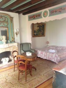 Posedenie v ubytovaní Manoir somptueux à Messas avec piscine privée et grand jardin.