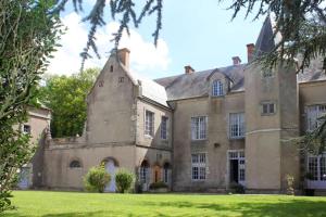 Vonkajšia záhrada v ubytovaní Manoir somptueux à Messas avec piscine privée et grand jardin.