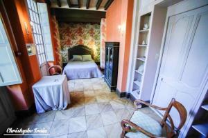 Posteľ alebo postele v izbe v ubytovaní Manoir somptueux à Messas avec piscine privée et grand jardin. + 36 fotografií
