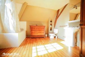 Kúpeľňa v ubytovaní Manoir somptueux à Messas avec piscine privée et grand jardin.