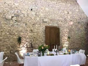 Reštaurácia alebo iné gastronomické zariadenie v ubytovaní Manoir somptueux à Messas avec piscine privée et grand jardin.