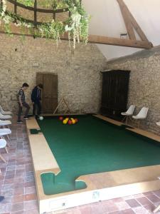 Biliardový stôl v ubytovaní Manoir somptueux à Messas avec piscine privée et grand jardin.