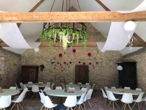 Reštaurácia alebo iné gastronomické zariadenie v ubytovaní Manoir somptueux à Messas avec piscine privée et grand jardin.