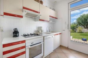 Kuchyňa alebo kuchynka v ubytovaní Belle maison pour 7 au coeur des marais salants