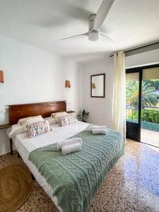 Postel nebo postele na pokoji v ubytování La Renda Mediterranean Villa - Beach and City Center are only 5 minutes walk away
