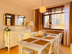 un comedor con una mesa blanca y una ventana en Spacious Duplex Flat near Bagdat Street en Estambul